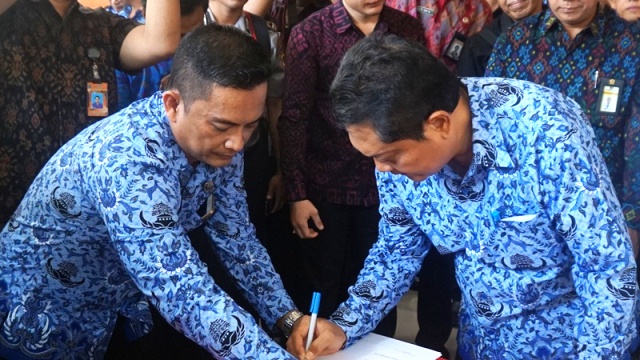 Walikota Denpasar Ida Bagus Rai Dharmawijaya Mantra melakukan tandatangan Kesepakatan Bersama terkait Pelaksanaan Mal Pelayanan Publik
