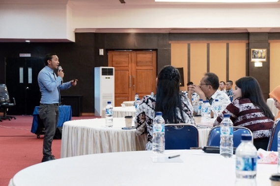 Trainer Inklusi Kanwil DJP Suluttenggomalut, Muhammad Syahroni, menyampaikan peranan pajak dalam APBN