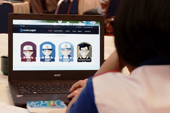 Salah satu peserta saat membuka microsite edukasi.pajak.go.id