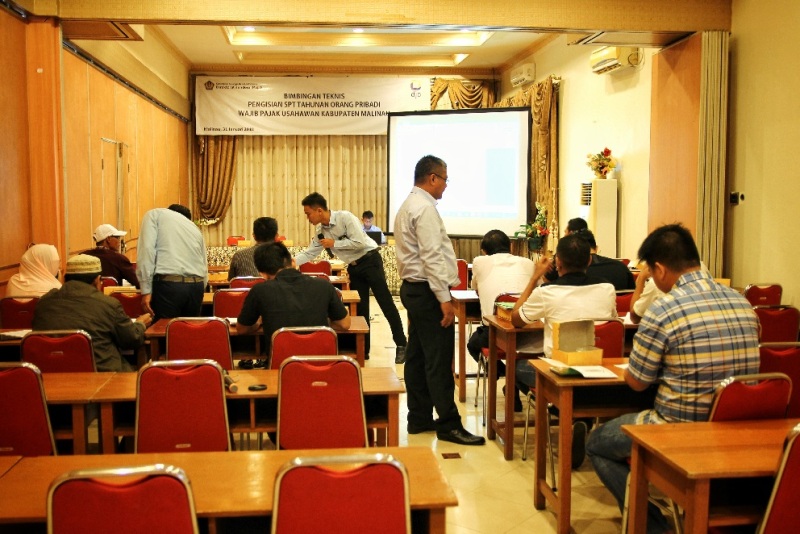 Para pegawai KP2KP Malinau melakukan bimbingan pengisian SPT Tahunan