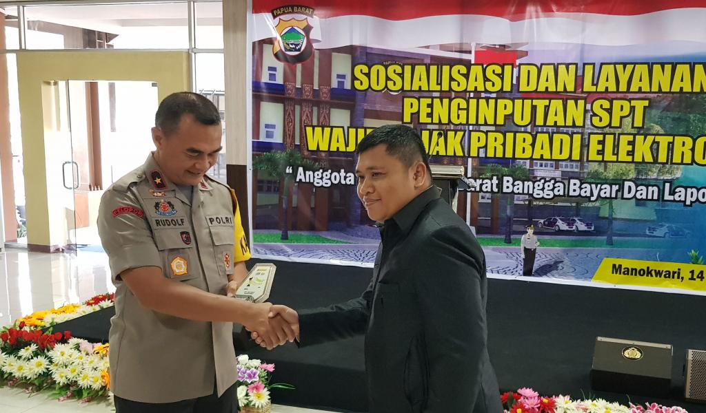 KPP Pratama Manokwari memberikan cenderamata kepada Kapolda Papua Barat