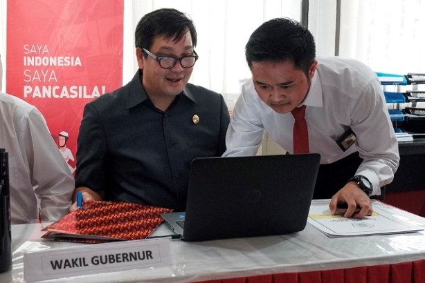 Wakil Gubernur Sulut saat melakukan pencetakan BPE dibantu petugas pelayanan khusus SPT