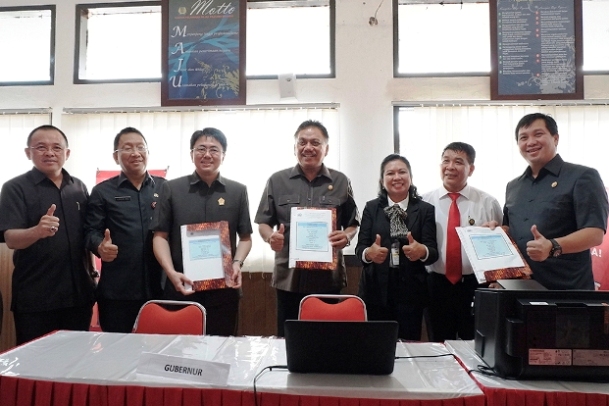 Foto bersama para pejabat yang hadir setelah penyerahan BPE secara simbolis