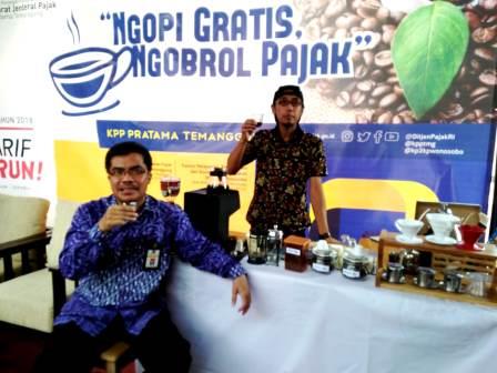 Bapak B.Ananta Priyo Handoko menghadiri stand KPP Pratama Temanggung pada festival kopi temanggung dengan tema "Ngopi Gratis, Ngobrol Pajak"