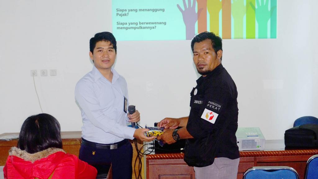 Pemberian souvenir kepada peserta yang aktif saat kegiatan