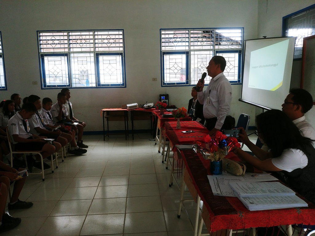 Kepala Kantor KP2KP Dolok Sanggul membuka TGTS di SMP Negeri 2 Dolok Sanggul