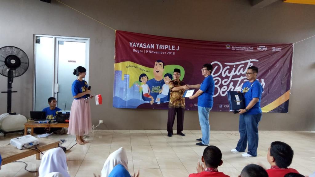 Penyerahan sertifikat kepada pihak sekolah.