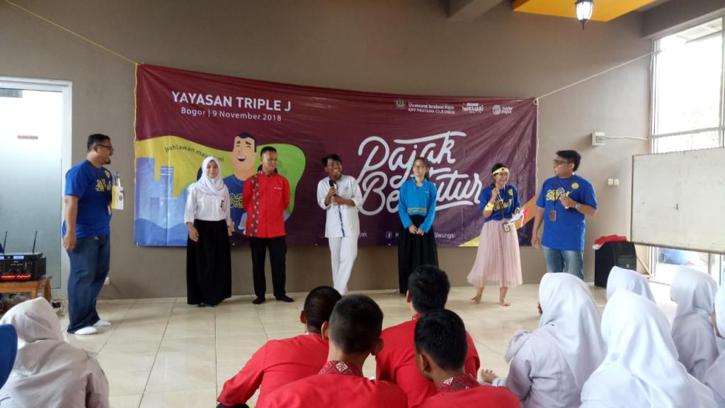 Antusiasme siswa menjawab pertanyaan seputar perpajakan.