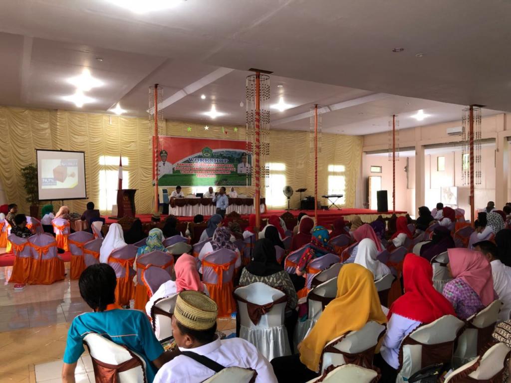 Peserta serius mendengarkan materi (2)