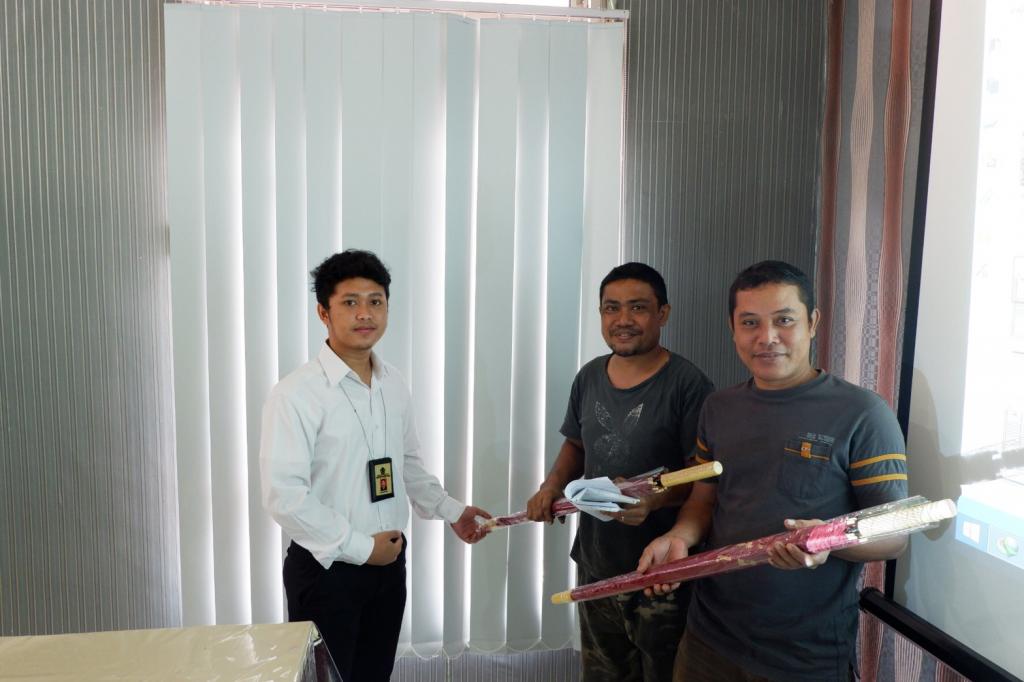 KP2KP Tilamuta memberikan suvenir kepada peserta yang aktif