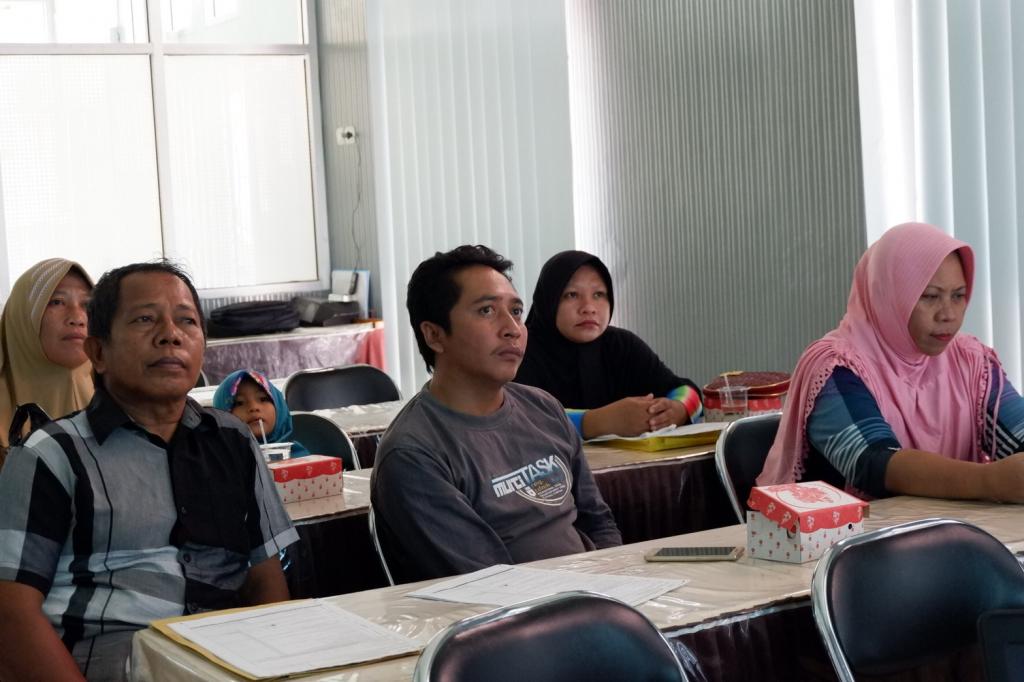 Peserta serius mendengarkan pemaparan materi