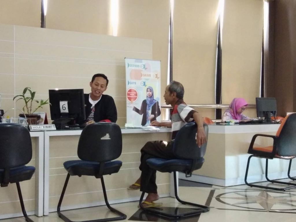 Pegawai KPP Pratama Ponorogo menggunakan penadon dalam melayani Wajib Pajak di Helpdesk