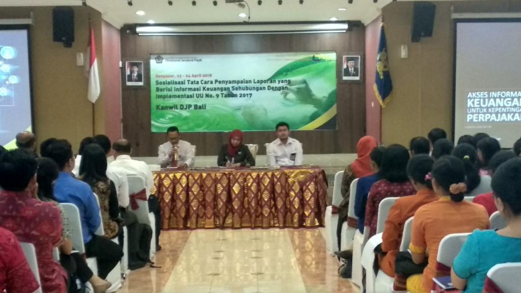 Kepala Bagian Informasi dan Dokumentasi OJK Regional 8 Bali dan Nusa Tenggara Ambrocius Gerrit Lalopua memberikan sambutan dan membuka acara pada hari pertama sosialisasi (23/4)