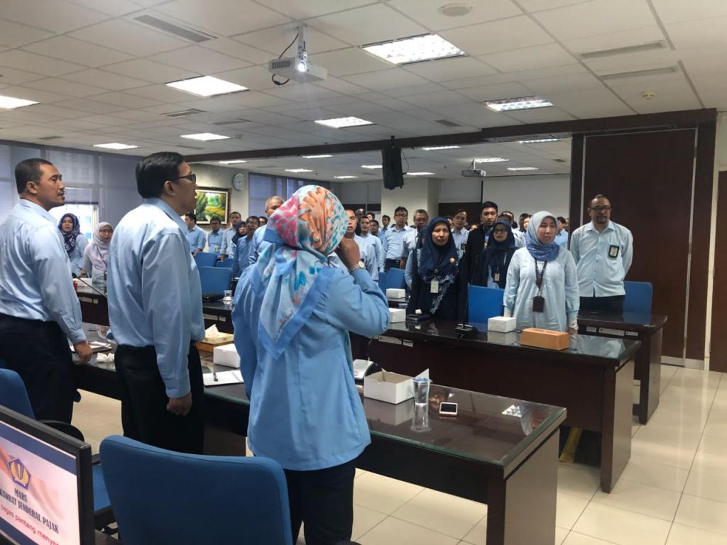 Pembukaan acara dengan menyanyikan Mars DJP oleh seluruh peserta sosialisasi.