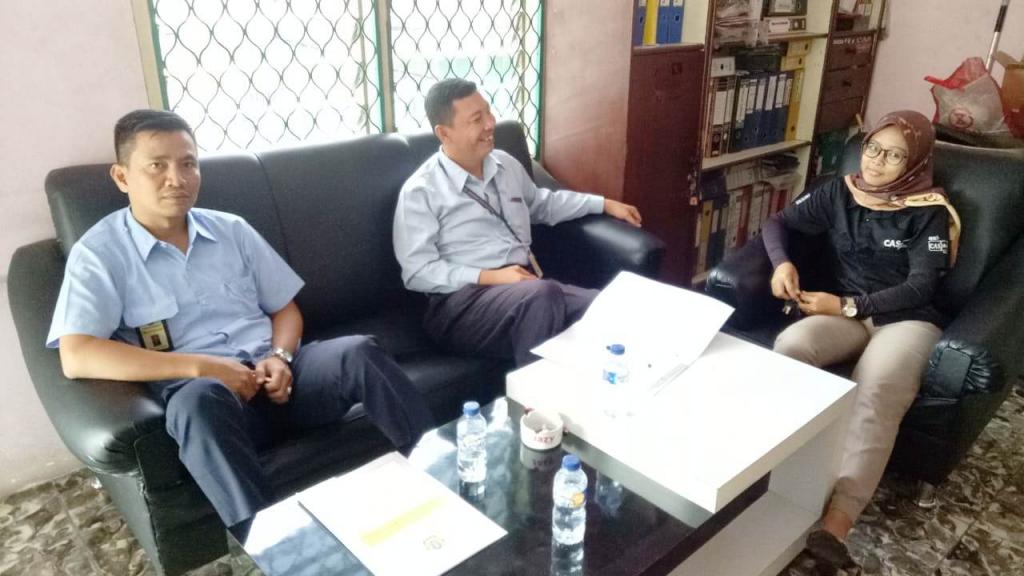 Narasumber sedang membahas materi talkshow bersama dengan penyiar radio CAS FM