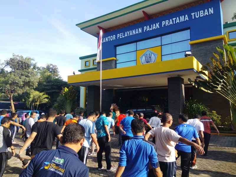 Seluruh pegawai bersiap di halaman depan kantor.