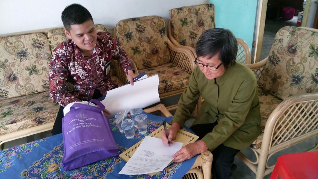 Petugas sedang berbincang dengan wajib pajak