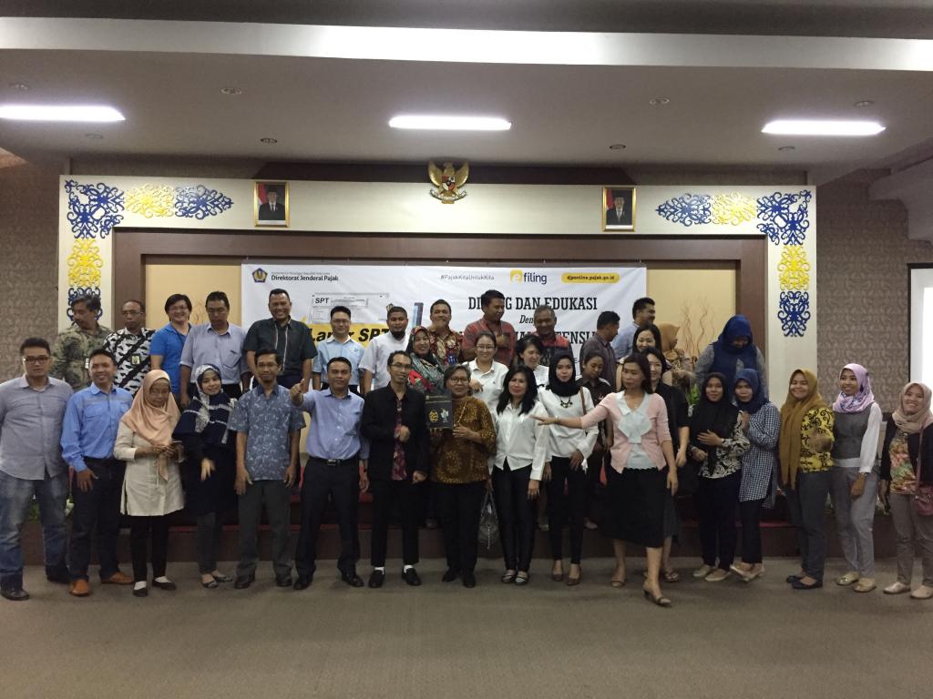 Pegawai dan peserta kegiatan berfoto bersama setelah acara berakhir