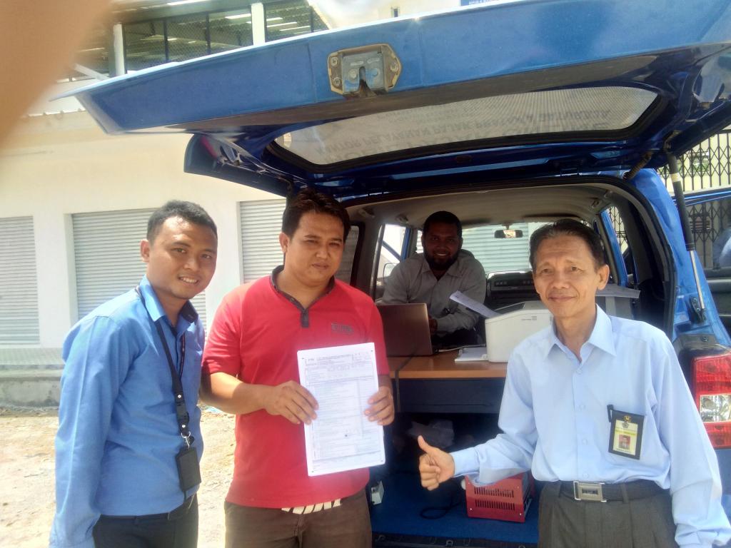 Wajib pajak Melaporkan SPT Tahunan di Mobil Pelayanan.