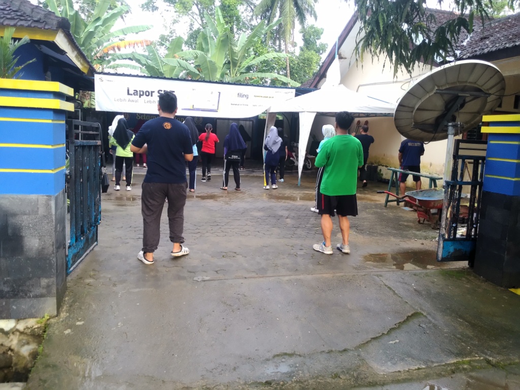 Kegiatan senam bersama dilaksanakan di halaman KP2KP Pacitan