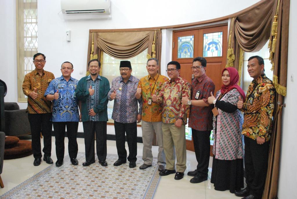 Gubernur Jawa Timur bersama para pejabat Kanwil DJP Jawa Timur I, II, dan III