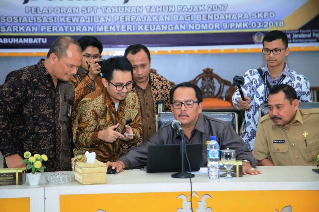Bupati Labura Pangaol Harahap melakukan pengisian SPT Tahunan Pajak melalui e-Filing dipandu oleh Rolyfian Harefa, AR KPP Pratama Rantau Prapat disaksikan oleh Kepala KPP dan Pejabat Pemda Labuhanbatu