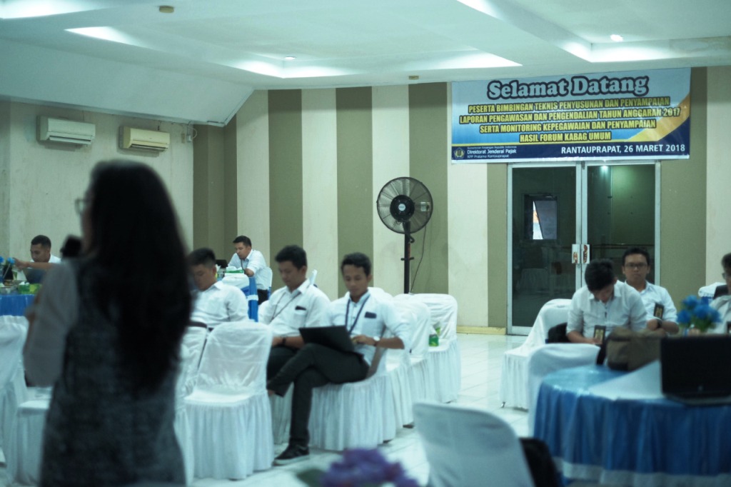 Penyampaian materi terkait penyusunan dan penyampaian laporan pengawasan dan pengendalian tahun anggaran 2017 oleh narasumber