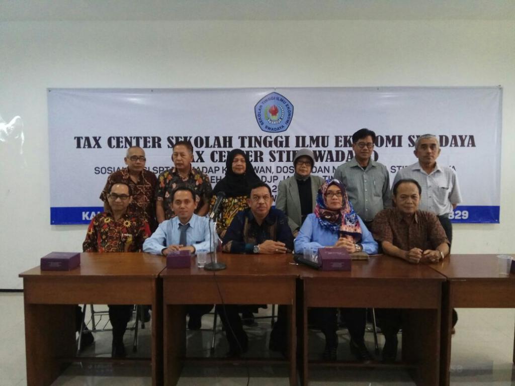Foto bersama Ketua Tax Center STIE Swadaya