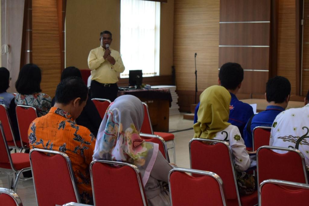 Pembawa Acara menyampaikan Susunan Acara Edukasi Pemblokiran Wajib Pajak