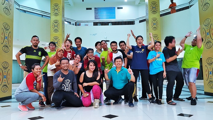 Peserta DJP Bugar Kanwil DJP Papua dan Maluku berfoto bersama instruktur senam