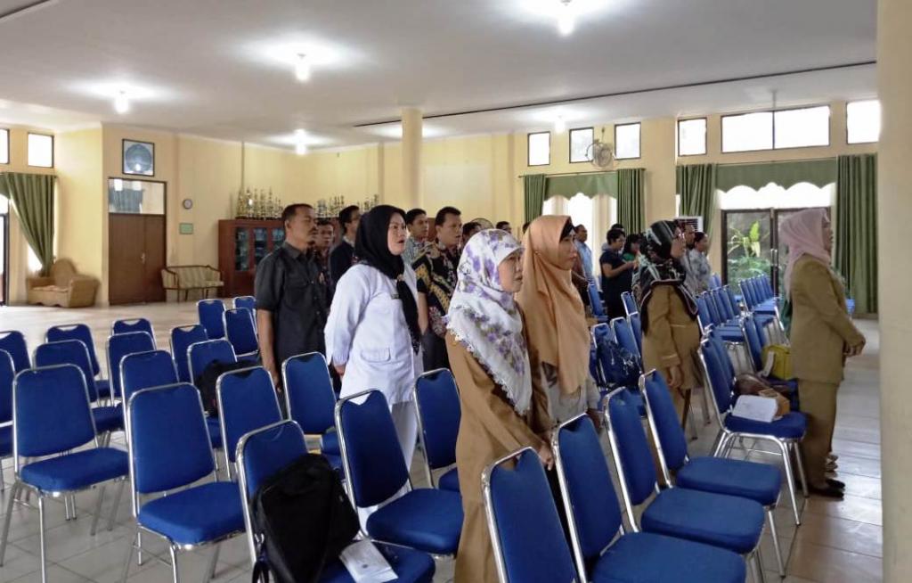 Para peserta sosialisasi diminta untuk berdiri dan menyanyikan lagu kebangsaan Indonesia Raya