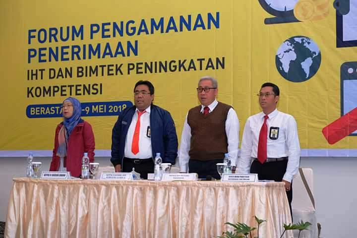 Menyanyikan lagu kebangsaan dan Mars DJP, tampak beberapa jajaran pejabat eselon III Kanwil Sumut II menghadiri acara forum AR di Berastagi