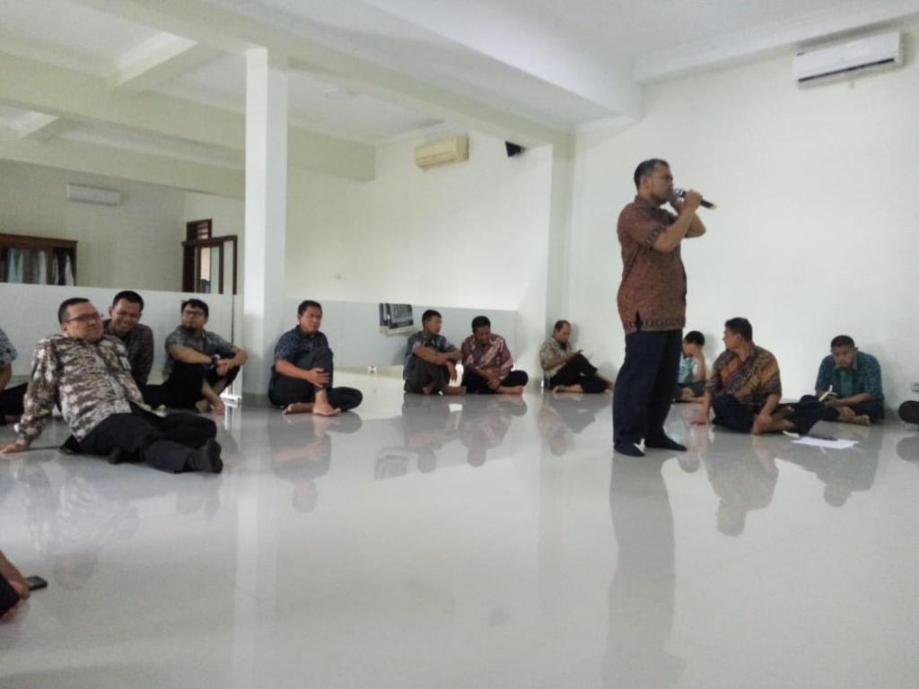 Para pegawai bergiliran mengumandangkan adzan di Masjid An-Nur