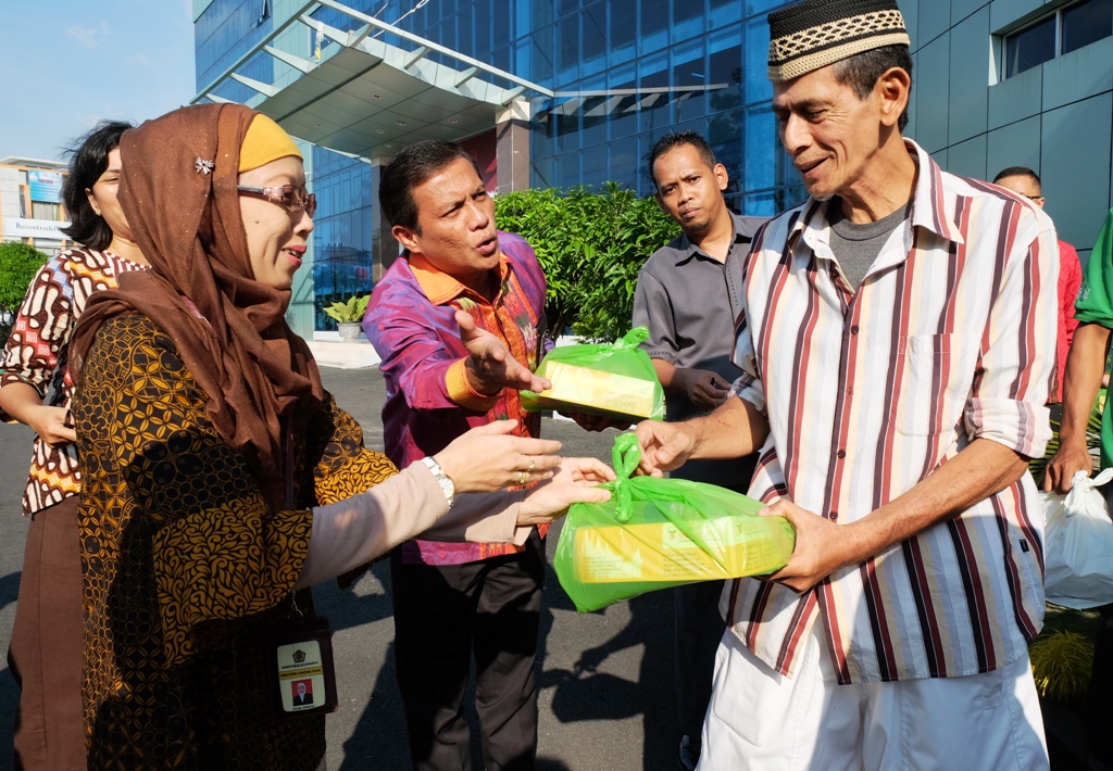 Pemberian paket takjil oleh Kabag Umum Triyani Yuningsih kepada salah satu pengunjung