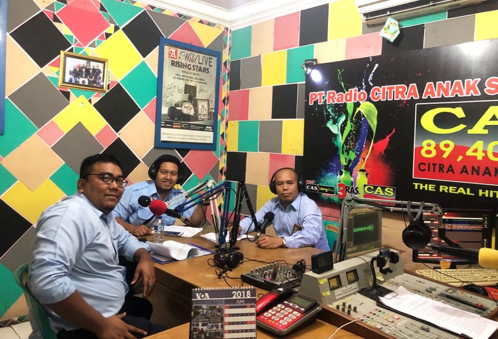 Persiapan para narasumber/pembicara sebelum mengudara sekaligus briefing materi utama bersama pemandu siar