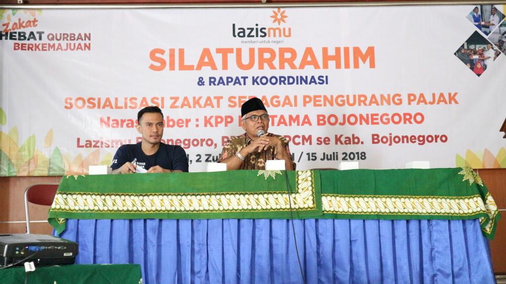 Drs. H. Muhdhori Arif, M.dI sebagai moderator dalam sharing session