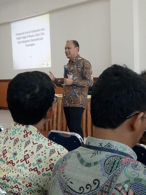 Dudung Rudi Hendratna, pegawai Inspektorat Jenderal Kementerian Keuangan memberi pemaparan.