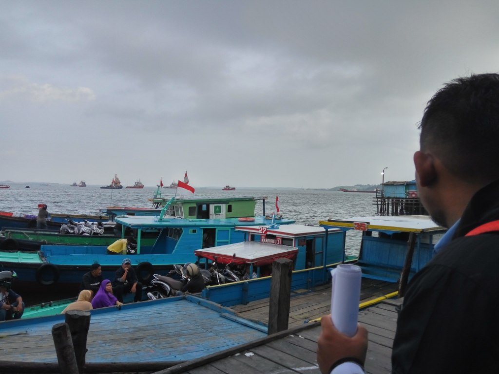 Menanti keberangkatan ke Kecamatan Waru melalui Pelabuhan Kampung Baru