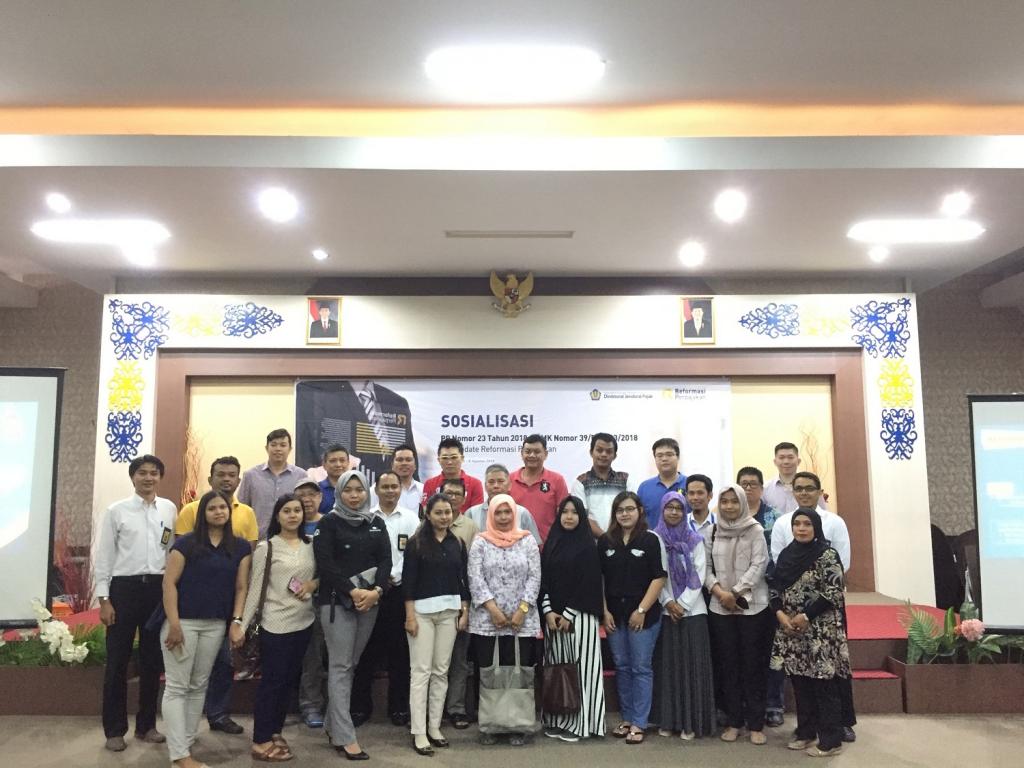 Peserta foto bersama para narasumber