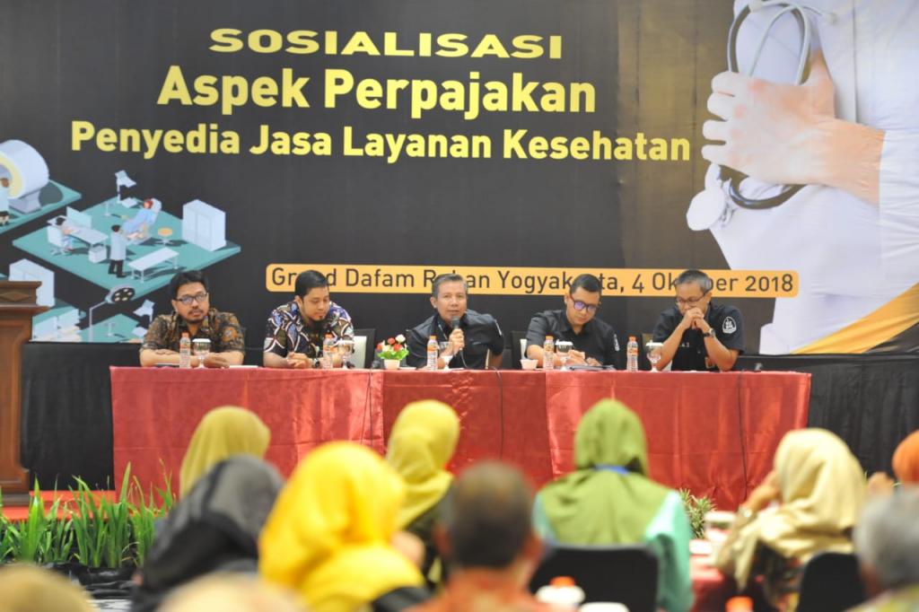 Pemateri dari tim penyuluh KPP Pratama Sleman dan tim rumah sakit RSUP Dr. Sardjito