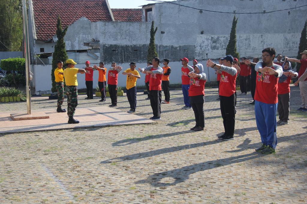 Mengawali Senam Komando dengan Pemanasan Terlebih Dahulu