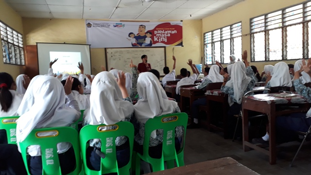 Peserta antusias menjawab pertanyaan yang diajukan Esmil Saleh Dalimunthe, Penyuluh KPP Pratama Medan Polonia