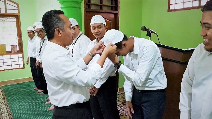 Prosesi simbolis ucapan selamat datang jamaah baru dari Ketua Dewan Pembina DKM Baiturrahman Wansepta Nirwanda