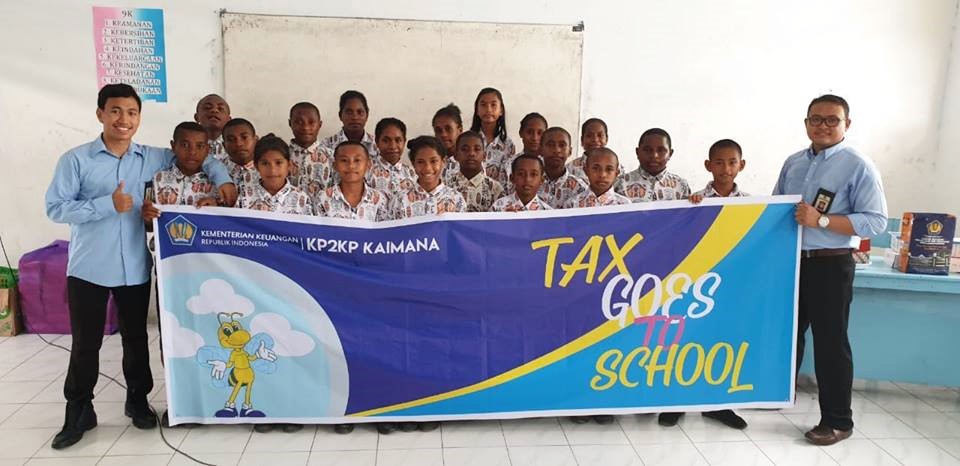 Seluruh peserta Tax Goes to School di SMP Negeri 03 Kaimana berfoto bersama