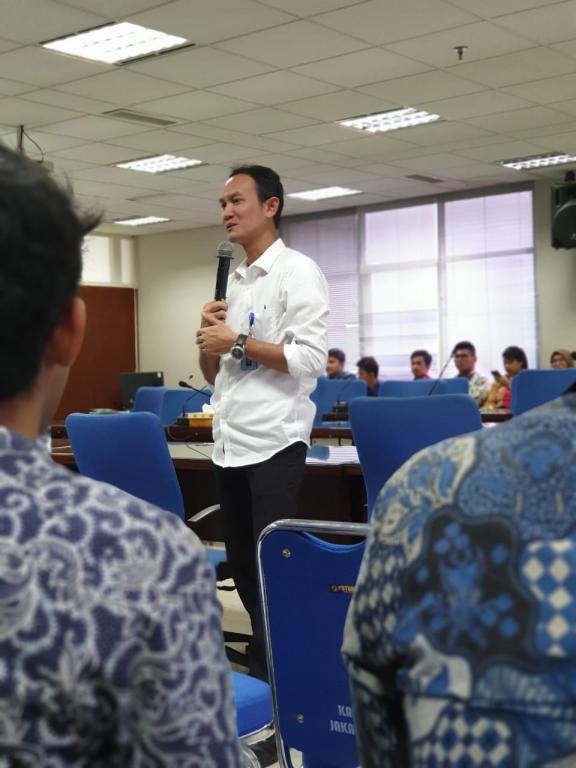 Khrisna menyampaikan materi sosialisasi terkait narkoba