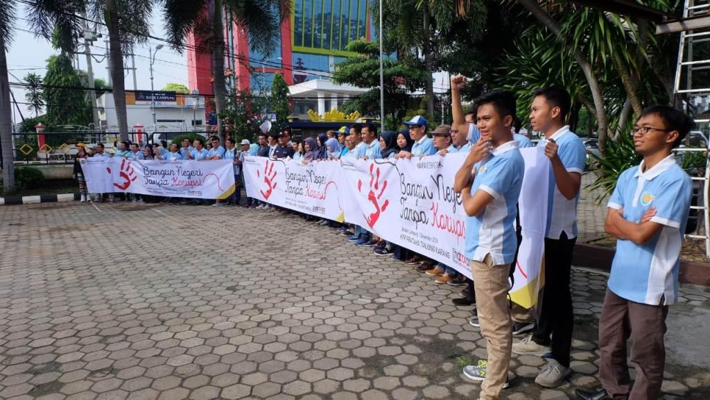 Foto bersama pegawai KPP Tanjung Karang pada acara Hakordia