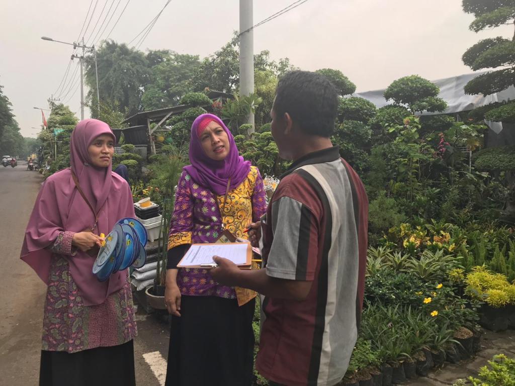 Nine Megawati dan Nanik Triwahyuningsih memberikan penyuluhan