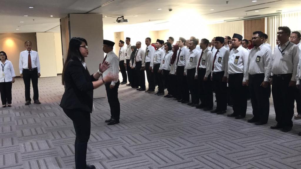 Peserta apel menyanyikan mars DJP.