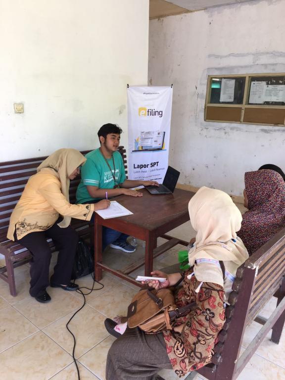 Suasana Pelayanan Pojok Pajak di Buli