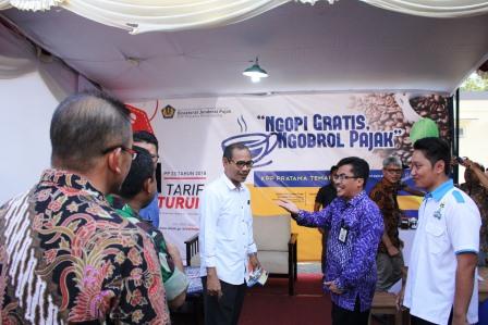 Kepala KPP Pratama Temanggung dan beberapa pengunjung acara "Ngopi Gratis, Ngobrol Pajak"